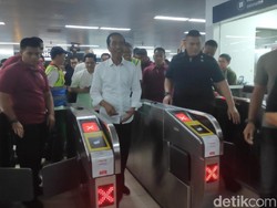 Usai Nge-mal di Grand Indonesia, Jokowi Pulang Naik MRT