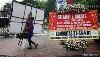 Penampakan Karangan Bunga untuk Jokowi Berjejer di Depan Pagar Istana
