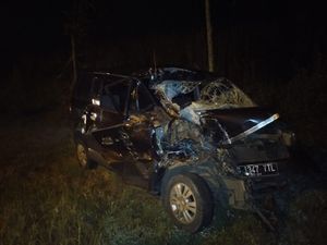 MPV Pecah Ban Tabrak Bus Sumber Selamat, Satu Orang Tewas