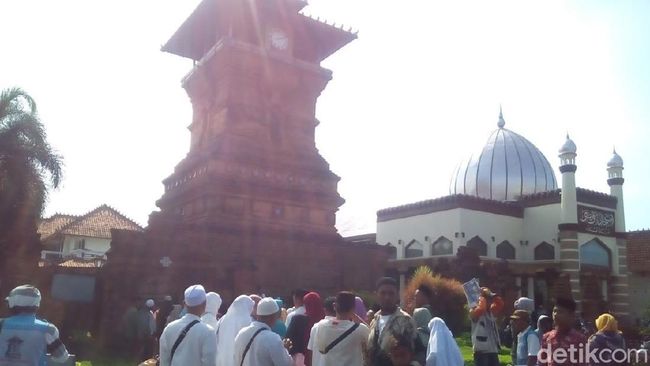 Berita Jelang Ramadan Peziarah Mulai Padati Makam Sunan Kudus Kamis 18 April 2024