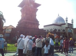 Jelang Ramadan Peziarah Mulai Padati Makam Sunan Kudus