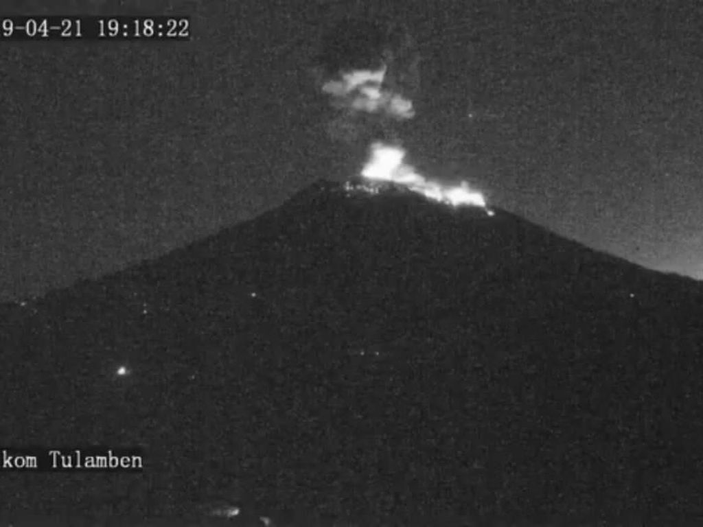 Sutopo Kesal, Ada Bule Nekat di Gunung Agung Sutopo Kesal, Ada Bule Nekat di Gunung Agung