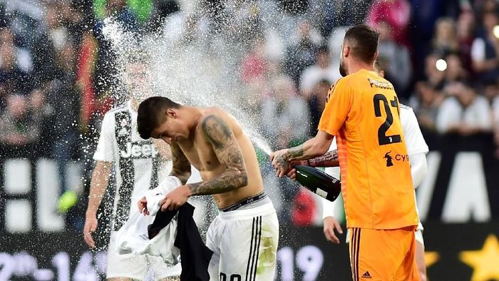 Pemain Juventus berpesta usai mengunci titel juara Liga Italia, dengan mengalahkan Fiorentia 2-1 di Allianz Stadium, Sabtu (20/4/2019). (Foto: Massimo Pinca/Reuters)