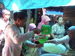 Berebut Berkah Air Perasan Kain Kafan Buyut Cungking di Tradisi Resik Lawon