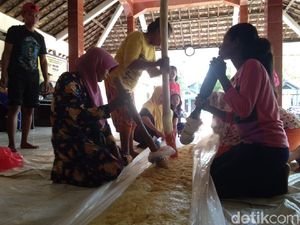 Jelang Puasa, Warga Jepara Buat Kerupuk Puli Ala Sunan Kalijaga
