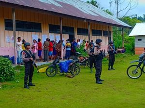 Cerita Perjuangan Polri Kawal Surat Suara di TPS Rawan Teroris Cerita Perjuangan Polri Kawal Surat Suara di TPS Rawan Teroris