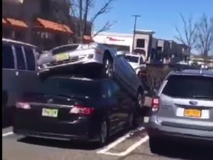 Salah Injak Pedal, Mercy Nyangkut di Atas Corolla