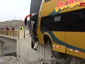 Bus Menancap di Pembatas Jalan, 8 Orang Tewas
