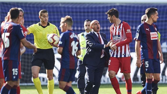 Striker Atletico Madrid Alvaro Morata marah kepada wasit karena menyentuh tengkuknya. (Foto: Juan Manuel Serrano Arce / Getty Images) Striker Atletico Madrid Alvaro Morata marah kepada wasit karena menyentuh tengkuknya. (Foto: Juan Manuel Serrano Arce / Getty Images)