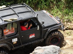 Kartini Milenial Uji Adrenalin Geber Mobil di Lereng Bromo