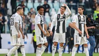 Juan Cuadrado menyemprotkan foam ke rambut Ronaldo. (Foto: Giampiero Sposito/Getty Images)