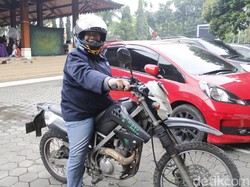 Mengenal Bu Amel, Jurnalis Perempuan Nyentrik dari Cimahi