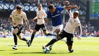 Saat bertanding di Goodison Park, Minggu (21/4/2019), MU kalah 0-4 dari Everton. Richarlison, Gylfi Sigurdsson, Lucas Digne, dan  Theo Walcott yang menjebol gawang MU. (Foto: Jason Cairnduff/Action Images via Reuters)