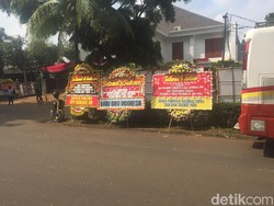 Dipenuhi Karangan Bunga, Begini Suasana Kediaman Prabowo Pagi Ini