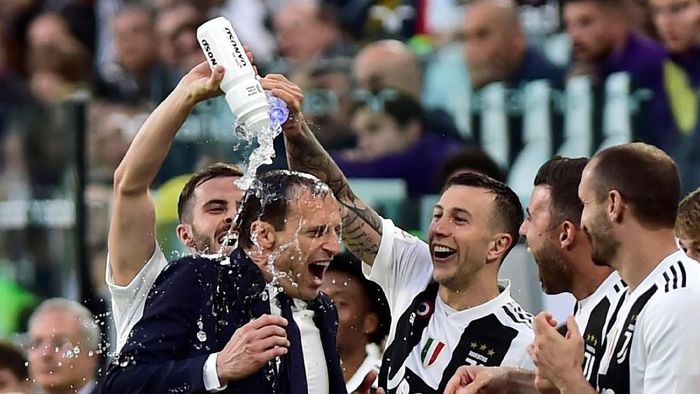 Massimiliano Allegri pelatih pertama yang berhasil menangi scudetto lima kali secara beruntun. (Foto: Massimo Pinca/Reuters) Massimiliano Allegri pelatih pertama yang berhasil menangi scudetto lima kali secara beruntun. (Foto: Massimo Pinca/Reuters)