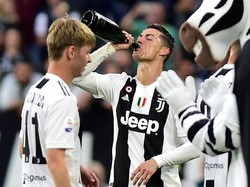 Ronaldo menikmati juara ini dengan meminum sampanye. (Foto: Massimo Pinca/Reuters)