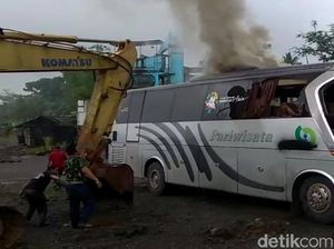 Dievakuasi, Bus Pelajar Tabrak Pohon di Sukabumi Keluarkan Asap Dievakuasi, Bus Pelajar Tabrak Pohon di Sukabumi Keluarkan Asap