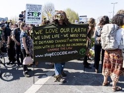 Demo Terkait Lingkungan di London Berlanjut, 718 Orang Ditangkap