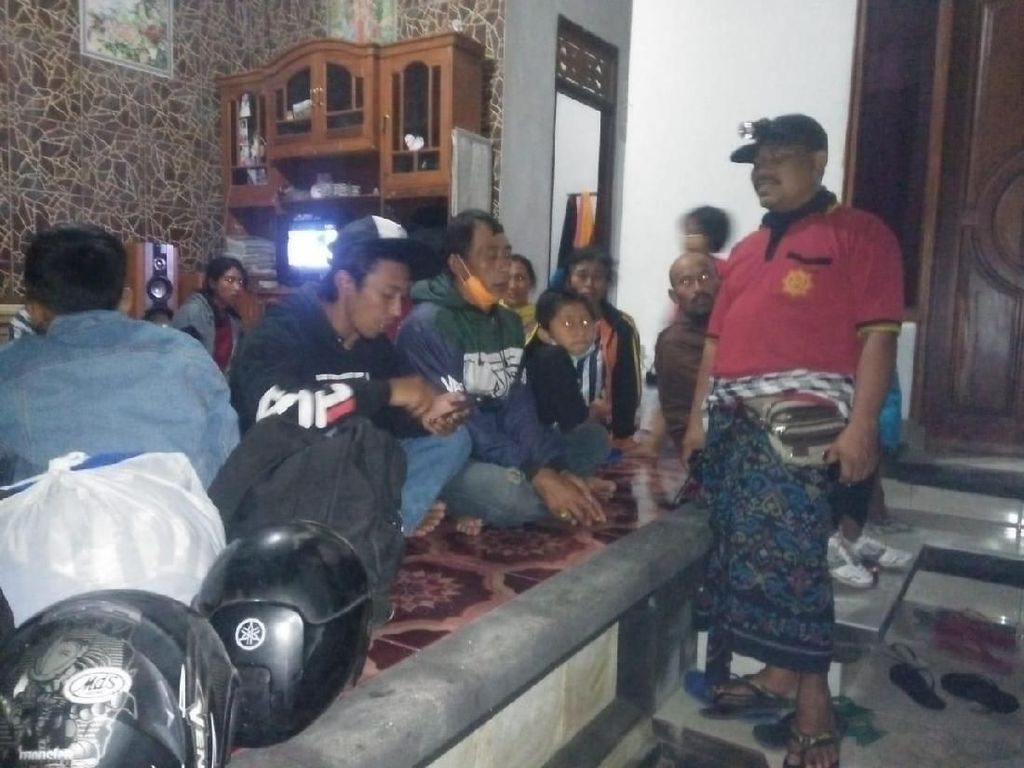 Gunung Agung Erupsi, Sejumlah Warga Mengungsi Gunung Agung Erupsi, Sejumlah Warga Mengungsi
