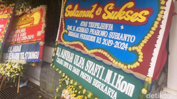 Penampakan Karangan Bunga di Kediaman Prabowo Subianto