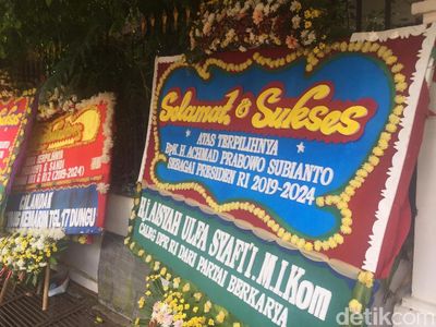 Penampakan Karangan Bunga di Kediaman Prabowo Subianto