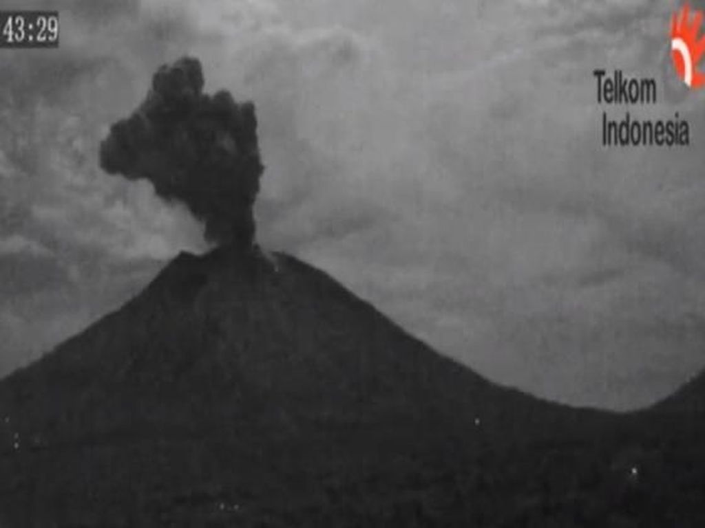 Dampak Gunung Agung Erupsi, Hujan Abu Turun di Sejumlah Lokasi Dampak Gunung Agung Erupsi, Hujan Abu Turun di Sejumlah Lokasi