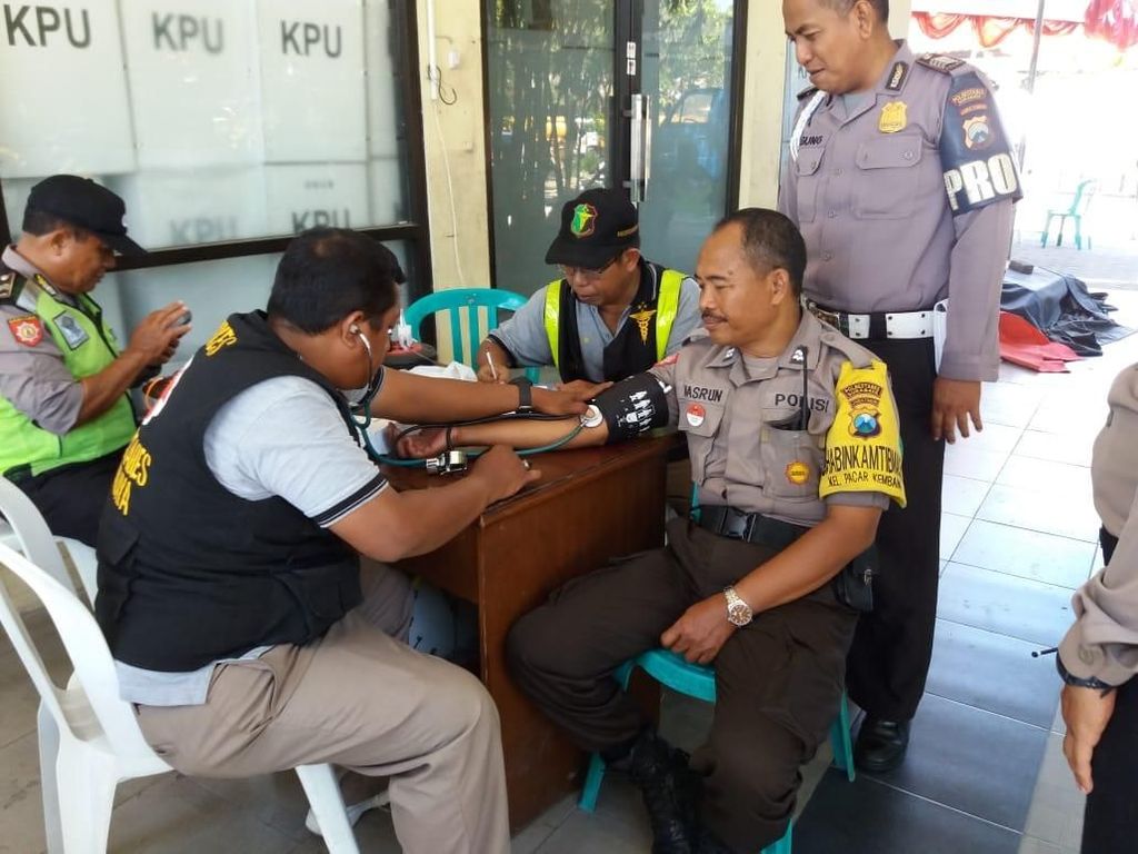 Aparat dan Petugas Rekapitulasi di Surabaya Mendapat Pemeriksaan Medis Aparat dan Petugas Rekapitulasi di Surabaya Mendapat Pemeriksaan Medis