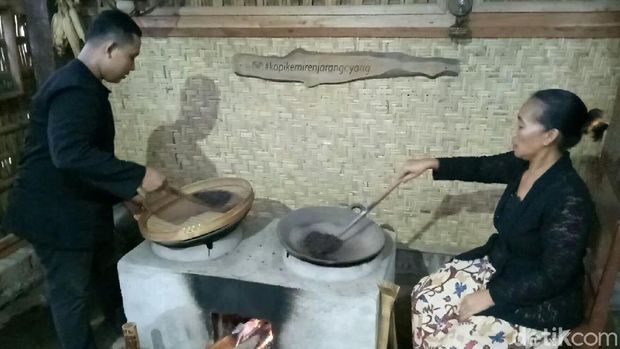 Menyangrai kopi Banyuwangi ini masih pakai kayu bakar