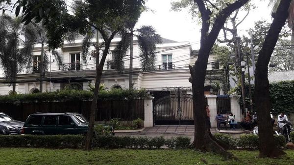 Foto: Tak Ada Karangan Bunga di Rumah Sandiaga