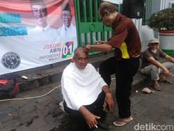 Jokowi Menang QC, Relawan Gelar Cukur Gratis di Tugu Proklamasi