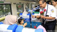 Hari Kartini, Dirut KAI Bagi-bagi Bunga ke Penumpang