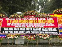 Karangan Bunga untuk Jokowi Penuhi Pagar Istana