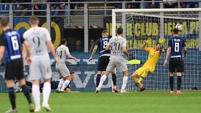 Laga Inter vs Roma berakhir imbang 1-1 (Foto: Daniele Mascolo/Reuters) Laga Inter vs Roma berakhir imbang 1-1 (Foto: Daniele Mascolo/Reuters)