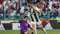 Rodrigo Bentancur mendapat adangan dari pemain Fiorentina. (Foto: Giampiero Sposito/Getty Images)