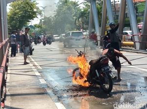 Tangki Bocor, Sebuah Motor Hangus Terbakar di Pasuruan