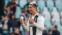 Ronaldo menikmati betul gelar scudetto pertamanya di Italia. Padahal, beberapa hari lalu dia baru tampak kecewa karena Juve gagal di Liga Champions. (Foto: Giampiero Sposito/Getty Images)