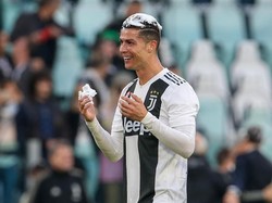 Ronaldo menikmati betul gelar scudetto pertamanya di Italia. Padahal, beberapa hari lalu dia baru tampak kecewa karena Juve gagal di Liga Champions. (Foto: Giampiero Sposito/Getty Images)