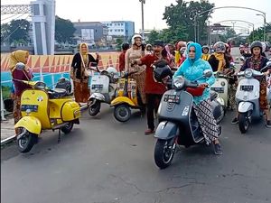 Peringati Hari Kartini, Bikers Wanita Riding Vespa Pakai Kebaya