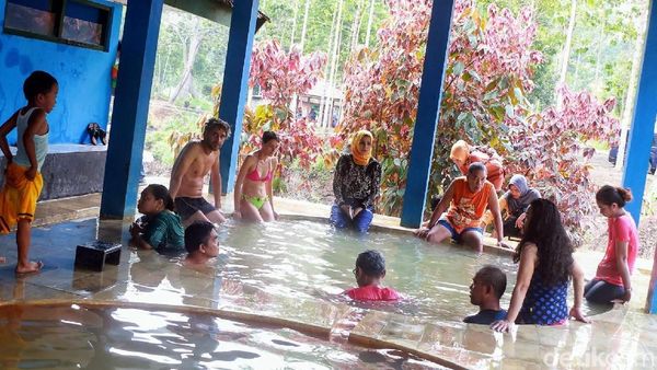 Foto: Pemandian Air Panas Asyik di Dekat Kawah Ijen