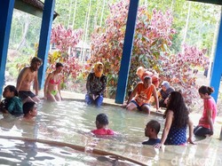 Lelah Mendaki Kawah Ijen Terbayar Lunas di Pemandian Ini