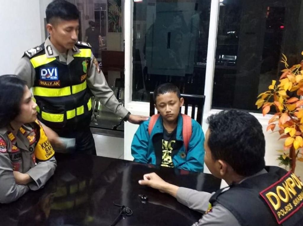 Kisah Bocah Sukabumi Jadi Juru Parkir-Kuli Panggul Demi Keluarga Kisah Bocah Sukabumi Jadi Juru Parkir-Kuli Panggul Demi Keluarga