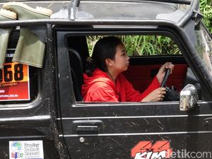 Aksi Kartini Offroader Geber Mobil Terjang Lereng Gunung Bromo