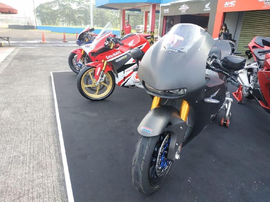 Saat Motor Miliaran Honda Mejeng di Sirkuit Sentul Saat Motor Miliaran Honda Mejeng di Sirkuit Sentul