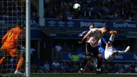 Tendangan salto Richarlison pada menit ke-13 menjadi gol pertama yang bersarang ke gawang David de Gea. (Foto: Alex Livesey / Getty Images)
