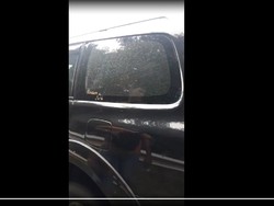 Pajero Diduga Dilempar Batu di Tol Jakarta-Cikampek