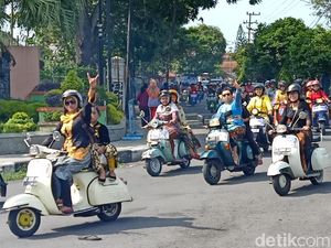 Peringati Hari Kartini, Ratusan Emak-emak Berkebaya Touring dengan Vespa Peringati Hari Kartini, Ratusan Emak-emak Berkebaya Touring dengan Vespa