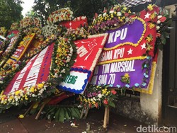Pedagang Mulai Terima Order Karangan Bunga Ucapan Selamat Dua Paslon