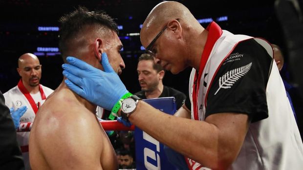 Virgil Hunter membuat Amir Khan menyerah di ronde keenam.