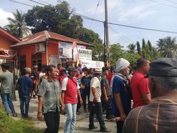 Datangi Bawaslu Tapanuli Tengah, Warga Desak Pencoblosan Ulang