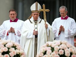 Paus Fransiskus Pimpin Misa Paskah di Lapangan Santo Petrus Vatikan